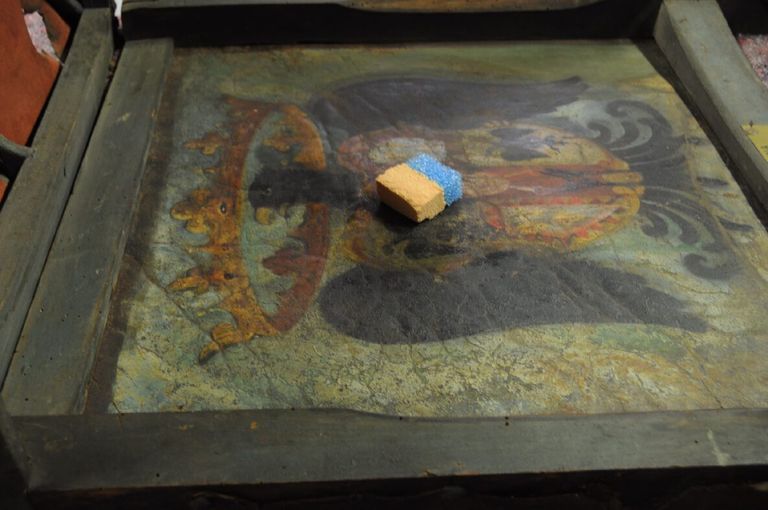 portantina seicentesca, durante il restauro, rimozione particellato - ph.:Federica Romagnoli - Studio di restauro